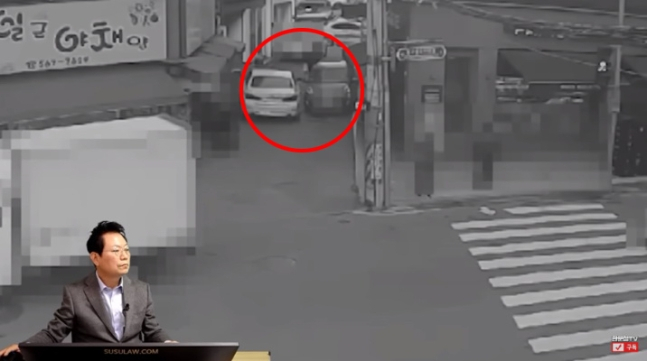 좁은길을 지나다 서 있던 모닝 차량과 가벼운 접촉 사고가 발생하는 상황. /사진=유튜브 한문철TV 