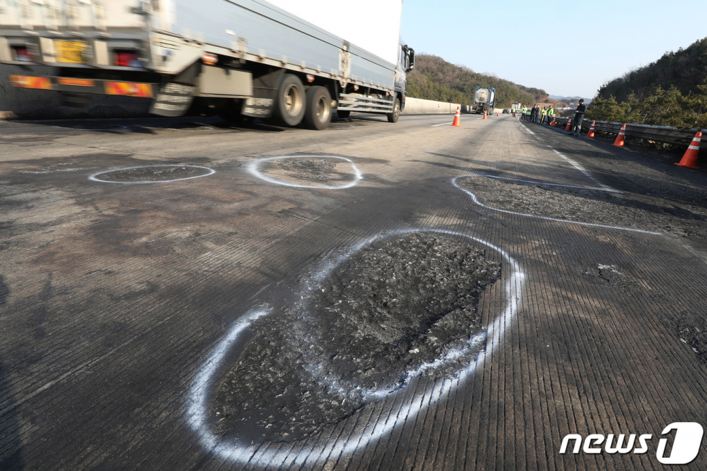 지난 2019년 12월 16일 오후 군위경찰서·한국도로공사·도로교통공단 등 관계기관 조사관들이 지난 주말 '블랙아이스' 연쇄추돌 사고로 30여명의 사상자를 낸 경북 군위군 소보면 상주~영천고속도로 영천 방향 사고 현장에서 합동조사를 진행하고 있다. /사진=뉴스1