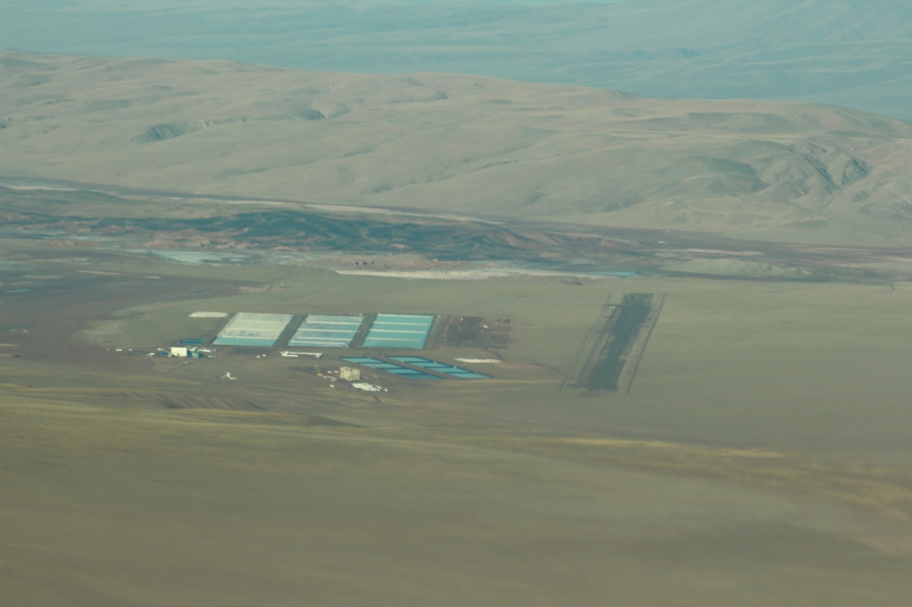 원거리에서 본 테스트 목적의 데모플랜트용 리튬 폰드와 공장부지. 오른쪽 활주로와 비교하면 폰드의 엄청난 규모가 짐작이 된다. 상업생산 설비에서 사용할 폰드는 이보다 훨씬 큰 규모로 조성된다. 멀리 산기슭에 일부 물이 고인 염호가 보인다. 대부분의 염수는 지하 600m 깊이에 매장돼 있다./사진제공=포스코