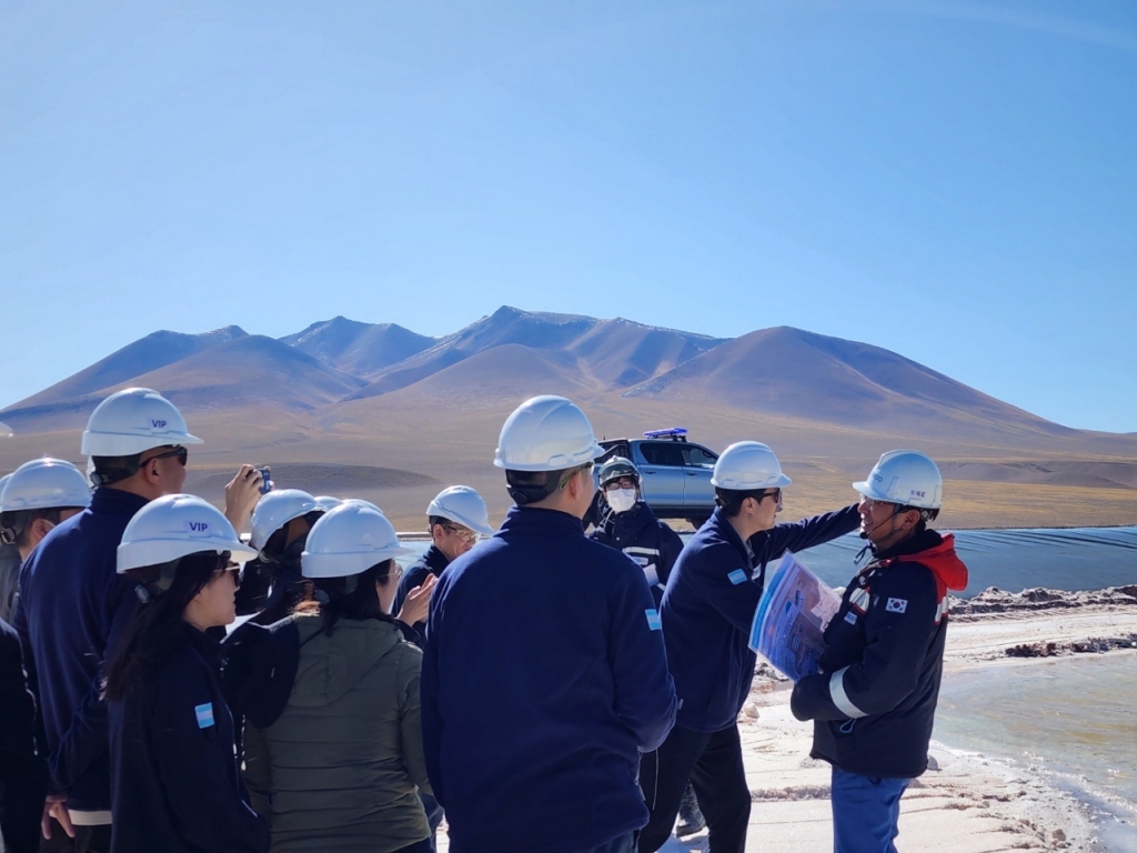 오재훈 포스코아르헨티나 DP생산기술실장(오른쪽)이 취재진에게 현지 상황을 설명하고 있다./사진제공=포스코