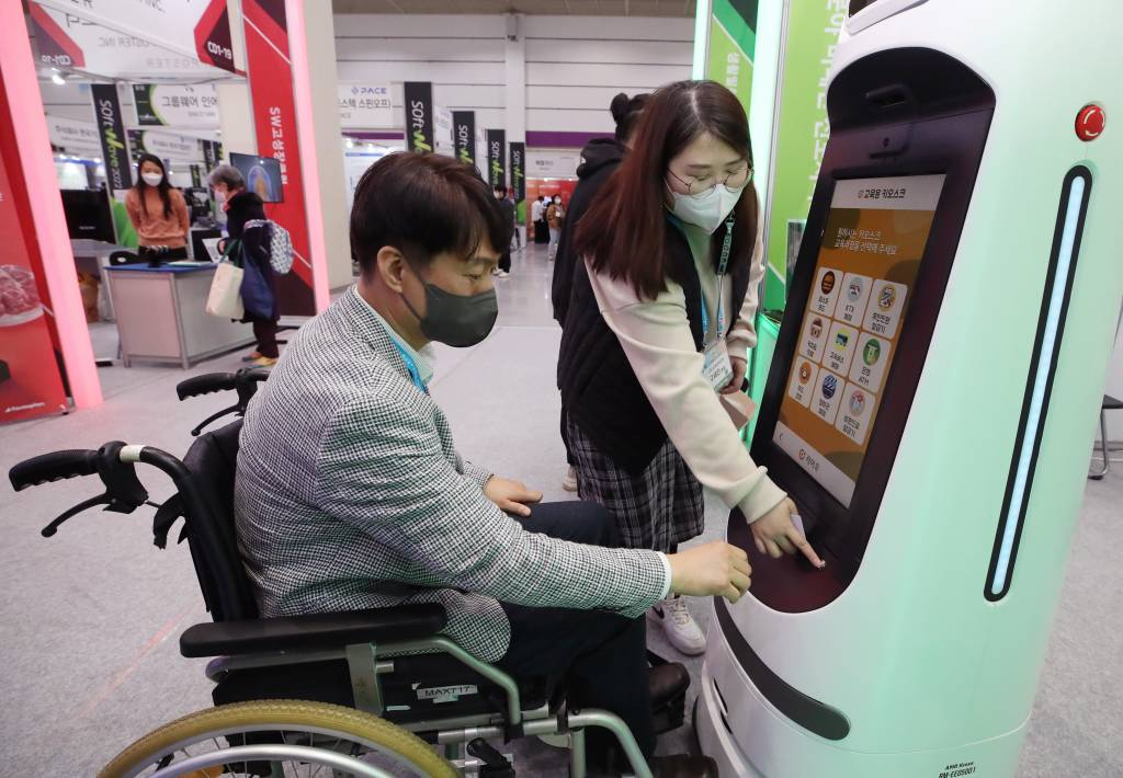 7일 서울 강남구 코엑스에서 열린 '대한민국 소프트웨어 대전'에서 관계자가 장애인과 노약자가 사용할 수 있는 키오스크 로봇을 시연하고 있다. 2022.12.07.