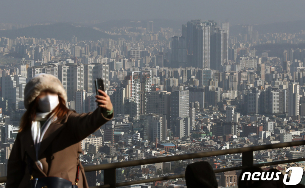 (서울=뉴스1) 송원영 기자 =사진은 11일 서울 남산에서 바라본 아파트 모습. 2022.12.11/뉴스1  Copyright ? 뉴스1. All rights reserved. 무단 전재 및 재배포 금지.
