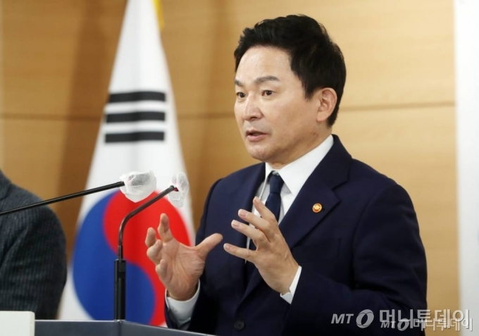 원희룡 국토교통부 장관이 23일 종로구 서울정부청사에서 '부동산 공시가격 현실화 수정계획 및 2023년 재산세 부과방안' 브리핑을 하고 있다. /사진=김휘선 기자 hwijpg@