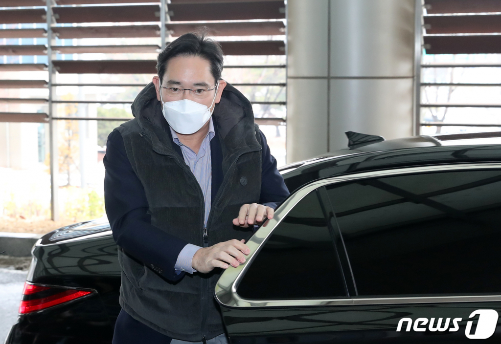 (서울=뉴스1) 이승배 기자 = 이재용 삼성전자 회장이 21일 서울김포비즈니스항공센터(SGBAC)에서 베트남 출장을 떠나고 있다. 이 회장은 오는 22일 예정된 삼성전자 베트남 연구개발(R&D)센터 준공식에 참석하는 것으로 알려졌다. 2022.12.21/뉴스1 Copyright ? 뉴스1. All rights reserved. 무단 전재 및 재배포 금지.