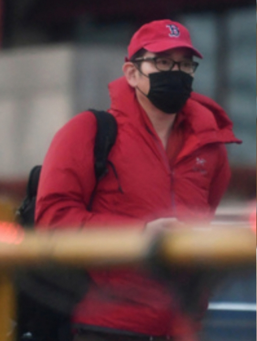 (왼쪽부터) 이재용 삼성전자 회장이 2019년 착용한 캐나다 아웃도어 브랜드 아크테릭스의 '파이어비 AR파카', 2016년 국정 조사 청문회 당시 사용한 소프트립스 립밤 / 사진=뉴스1