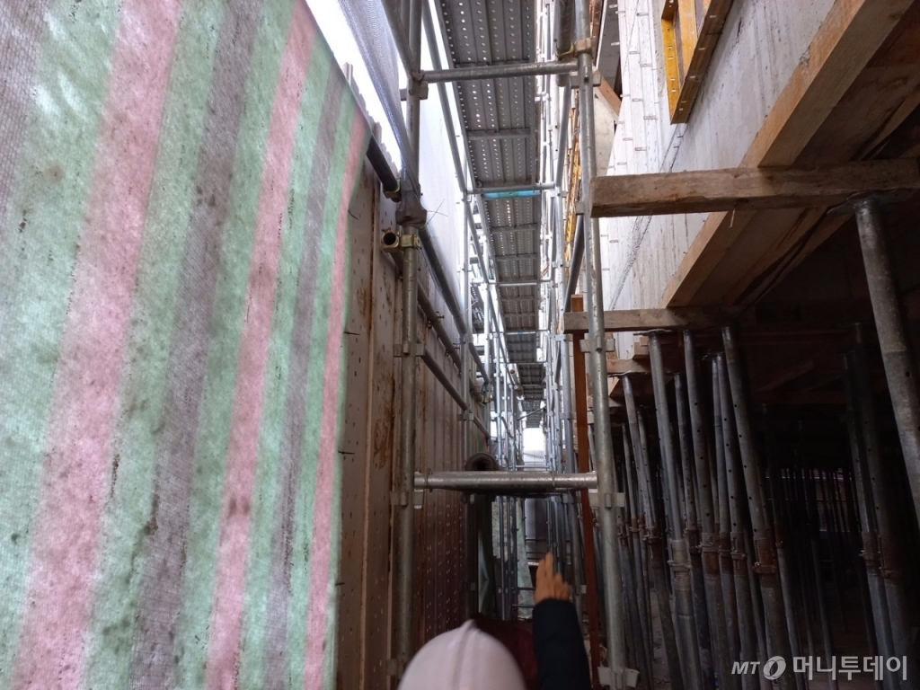 지난해 12월14일 오전 11시쯤 경기도의 한 빌라 공사현장에서 경기도 노동안전지킴이가 현장 곳곳을 살펴보고 있다. /사진=김지은 기자