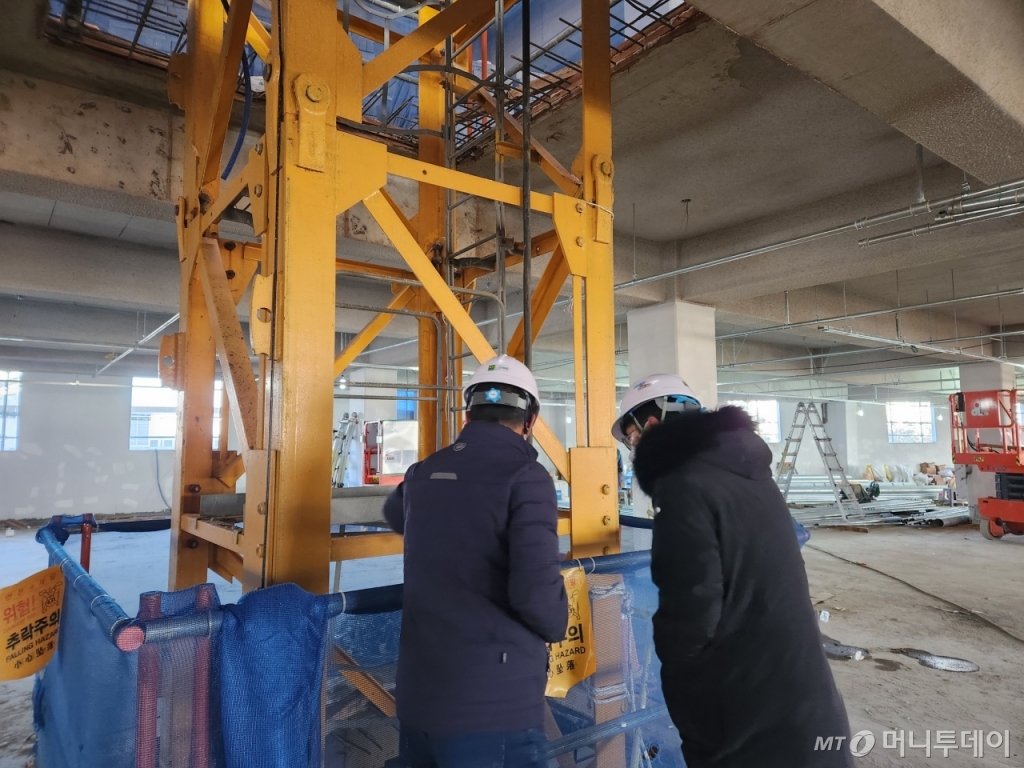 지난해 12월14일 오전 10시쯤 경기도 노동안전지킴이와 머니투데이 취재진이 건설현장의 크레인을 살펴보고 있다. /사진=박수현 기자