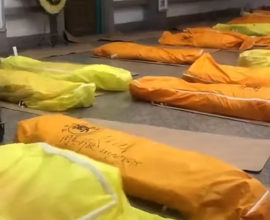 '위드 코로나'로 전환한 중국에서 사망자가 급증하고 있다는 증언이 나오는 가운데 중국 한 장례식장에 사체포 수십개가 늘어서 있다./사진=웨이보