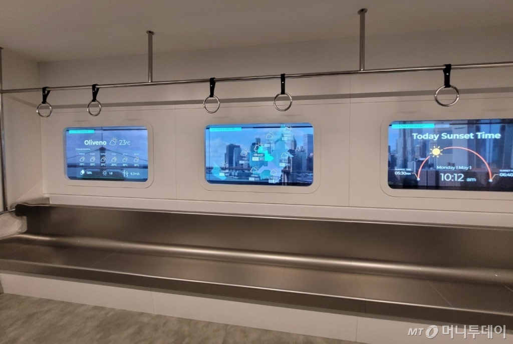 LG디스플레이의 투명 OLED(올레드)를 활용한 지하철 창문. / 사진 = 오진영 기자