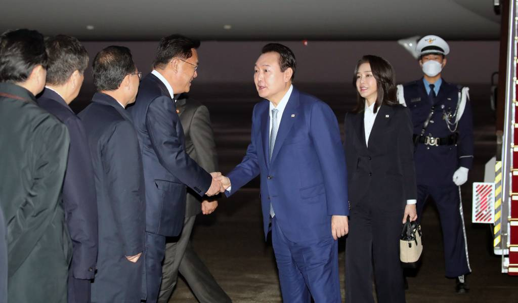 [성남=뉴시스] 홍효식 기자 = 아세안 및 G20 정상회의 참석 등 동남아 순방을 마친 윤석열 대통령과 부인 김건희 여사가 16일 경기도 성남 서울공항에 도착해 정진석 국민의힘 비상대책위원장 등 환영인사들과 인사하고 있다. 2022.11.16.