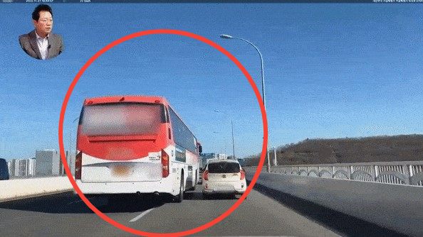 광역버스가 칼치기를 한 경차에게 보복운전을 하고 있다. /사진=한문철TV 