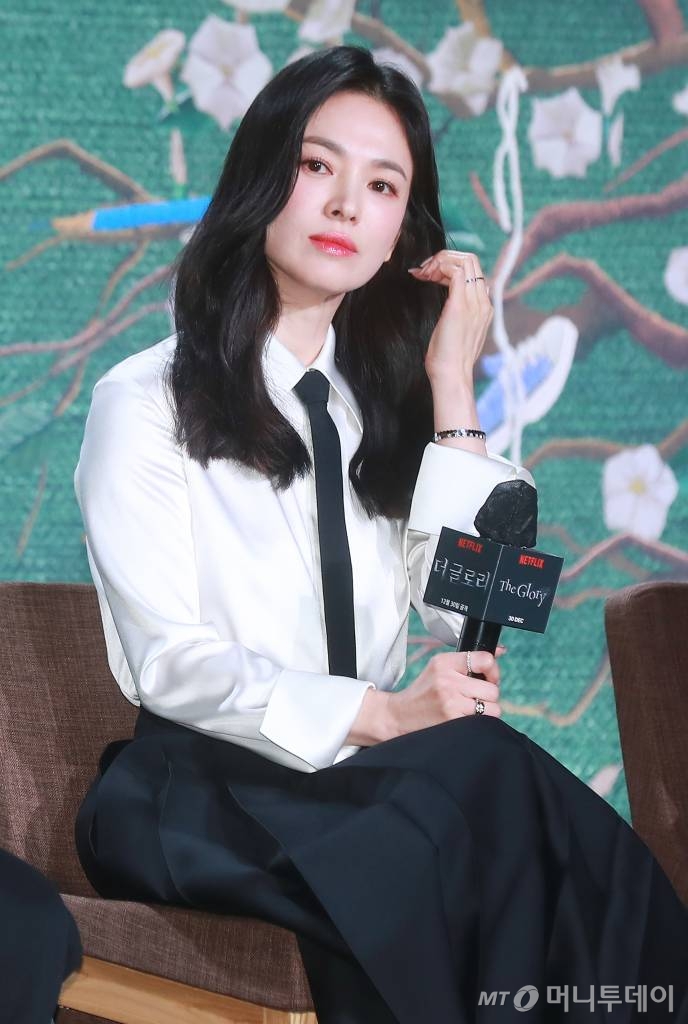 배우 송혜교가 20일 오전 서울 JW 메리어트 동대문 호텔에서 진행된 넷플릭스 오리지널 시리즈 '더 글로리' 제작발표회에 참석해 시작을 기다리고 있다.  유년 시절 폭력으로 영혼까지 부서진 한 여자가 온 생을 걸어 치밀하게 준비한 처절한 복수와 그 소용돌이에 빠져드는 이들의 이야기를 그린 '더 글로리'는 오는 30일 공개된다. /2022.12.20 /사진=이동훈 기자 photoguy@