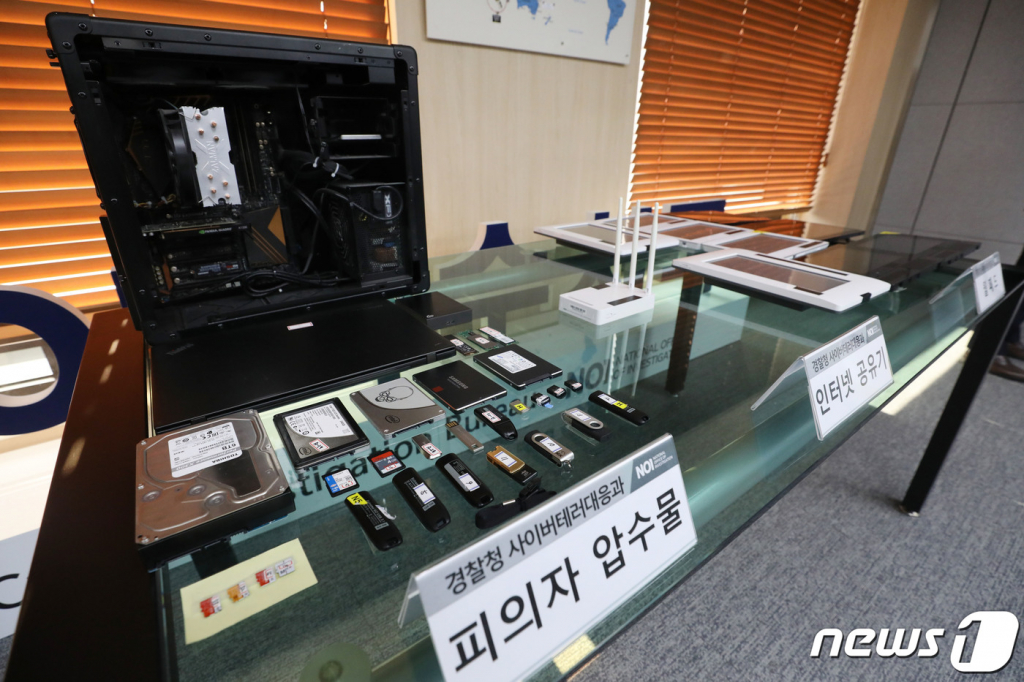 (서울=뉴스1) 이광호 기자 = 경찰청 국가수사본부(사이버수사국)는 국내 다수의 아파트 거실에 설치된 월패드에 침입해 거실 등 아파트 내부 공간을 몰래 촬영한 영상 일부를 해외 인터넷 사이트에 게시해 판매하려 한 피의자를 검거했다고 20일 밝혔다. 사진은 피의자 압수물. 2022.12.20/뉴스1 Copyright ? 뉴스1. All rights reserved. 무단 전재 및 재배포 금지.