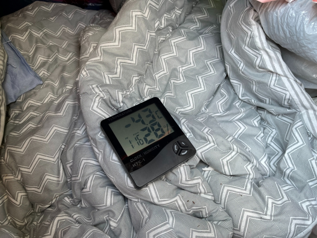 23일 오후 1시16분 노숙인 김모씨가 지내는 텐트 안의 온도는 영하 4도를 기록했다./사진=유예림 기자