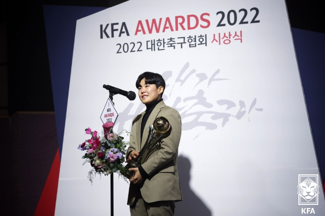 지소연이 23일 서울 웨스틴조선호텔에서 열린 2022 KFA 어워즈에서 올해의 선수상(여자)을 수상한 뒤 소감을 밝히고 있다. /사진=대한축구협회