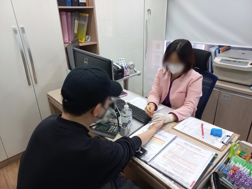 23일 오후 3시쯤 서울 마포구 동교동 헌혈카페. 헌혈을 위해 방문한 정민규씨(31)가 헌혈을 앞두고 담당 의료진과 상담을 하고 있다./사진=김지은 기자