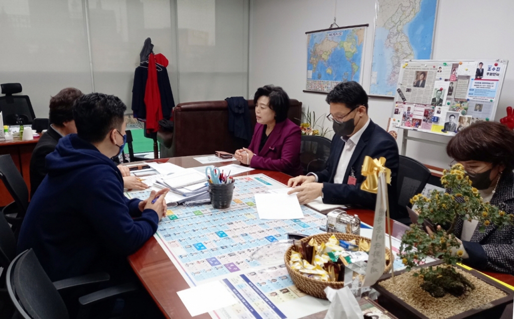 신계용 과천시장이 지난달 24일 국회 예산결산특별위원회를 방문, 지역 현안사업의 시급성을 설명하고 있다./사진제공=과천시