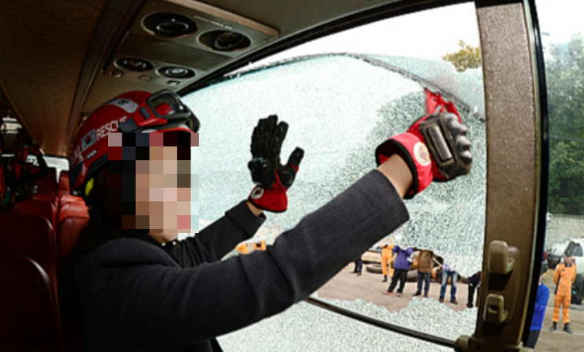 강북소방서 실험 당시 참가자가 비상망치로 버스 창문을 깨는 모습./사진=뉴스1