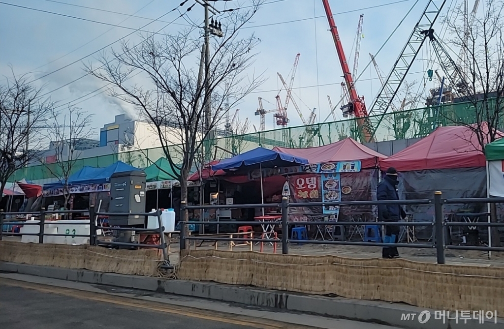 26일 점심을 앞둔 시각 삼성전자 평택캠퍼스 인근 노점상. / 사진 = 오진영 기자 