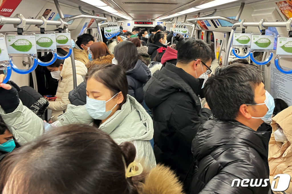 (베이징 로이터=뉴스1) 우동명 기자 = 26일 (현지시간) 코로나19의 확산 속 중국 베이징의 출근 시간 지하철에 마스크를 쓴 시민들이 북적이고 있다.  ⓒ 로이터=뉴스1  Copyright ? 뉴스1. All rights reserved. 무단 전재 및 재배포 금지.