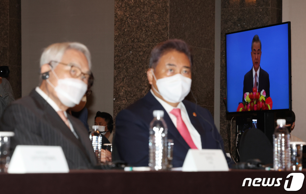 (서울=뉴스1) 사진공동취재단 = 박진 외교부 장관과 임채정 위원장이 24일 서울 중구 더 플라자호텔에서 열린 '한중관계 미래발전위원회 제4차 전체회의 겸 공동보고서 제출식'에서 왕이 외교부장의 발언을 듣고 있다. 2022.08.24/뉴스1  Copyright ? 뉴스1. All rights reserved. 무단 전재 및 재배포 금지.