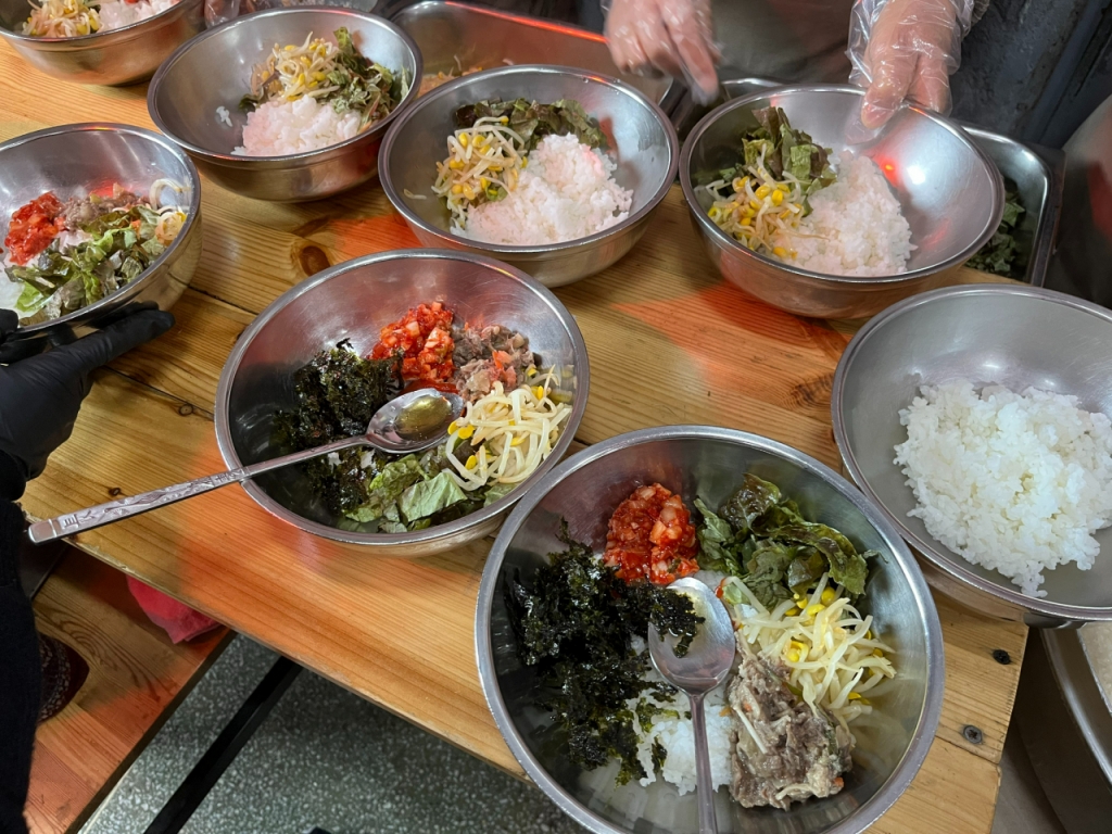28일 오전 11시20분쯤 서울 종로구 원각사 무료 급식소에서 급식 메뉴인 비빔밥을 준비하고 있다. /사진=유예림 기자