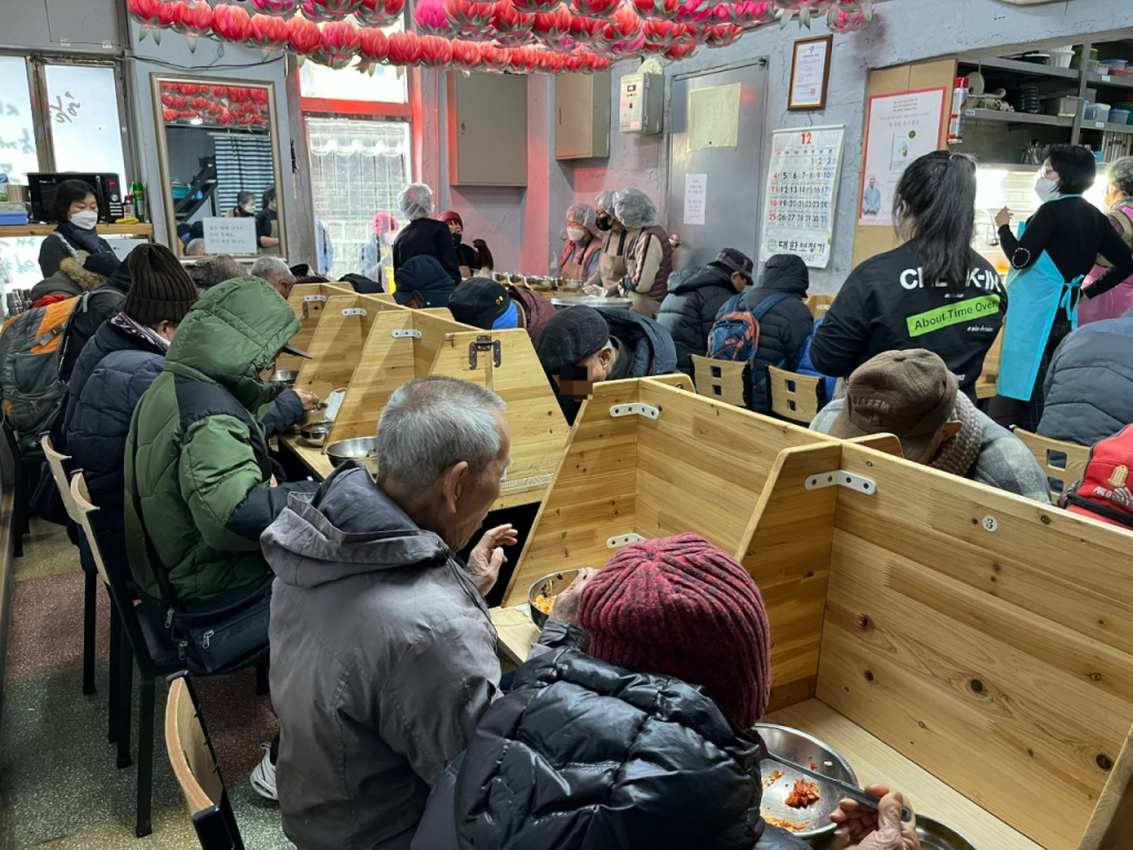 28일 오전 11시30분 서울 종로구 원각사 무료 급식소에서 사람들이 식사하고 있다. /사진=유예림 기자