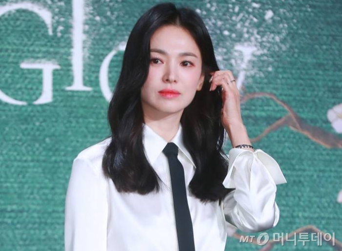배우 송혜교가 20일 오전 서울 JW 메리어트 동대문 호텔에서 진행된 넷플릭스 오리지널 시리즈 '더 글로리' 제작발표회에 참석해 무대로 들어서고 있다. 유년 시절 폭력으로 영혼까지 부서진 한 여자가 온 생을 걸어 치밀하게 준비한 처절한 복수와 그 소용돌이에 빠져드는 이들의 이야기를 그린 '더 글로리'는 오는 30일 공개된다. /2022.12.20 /사진=이동훈 기자 photoguy@