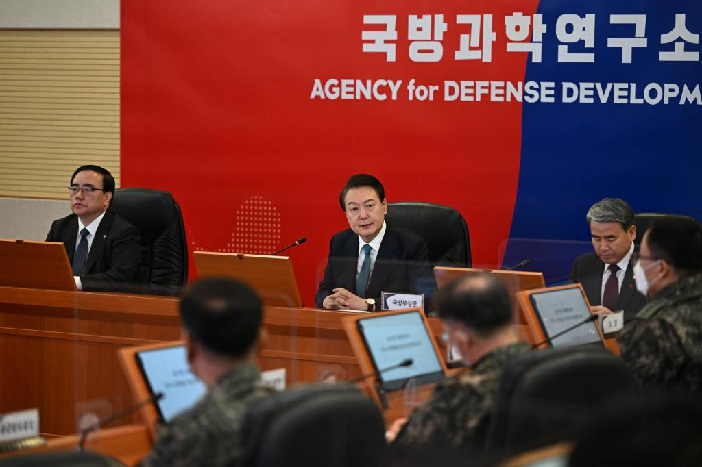 윤석열 대통령이 29일 대전 유성구 국방과학연구소를 방문해 최근 북한의 무인기 위협에 대한 우리 군의 감시·정찰 요격시스템을 포함한 국내 무기체계 개발 현황 전반을 점검하고 있다. (사진=대통령실 제공) /사진=뉴시스