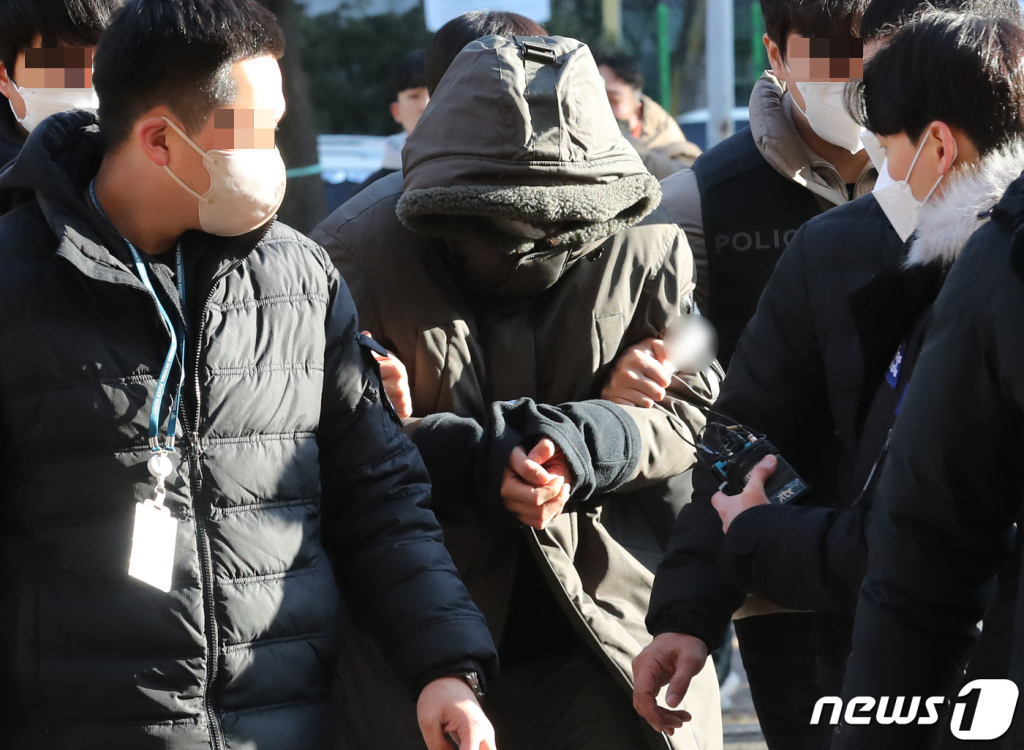 (고양=뉴스1) 송원영 기자 = 경기 파주시에서 택시 기사와 동거녀를 살해한 혐의를 받는 30대 남성 이 모씨가 28일 오전 경기 고양시 의정부지방법원 고양지원에서 열린 '살인 및 사체 은닉' 혐의 구속 전 피의자 심문(영장실질심사)에 출석하고 있다. 이 모씨는 지난 20일 오후 11시께 고양시에서 음주운전을 하다 택시와 접촉사고를 낸 뒤 택시 기사인 60대 남성에게 합의금을 준다며 파주시 집으로 데려와 둔기로 살해하고 시신을 옷장에 유기한 혐의를 받고 있다. 이 모씨는 경찰 조사에서 동거하던 50대 여성을 지난 8월 살해한 뒤 시신을 파주시 공릉천변에 유기한 사실을 자백했다. 2022.12.28/뉴스1 Copyright ? 뉴스1. All rights reserved. 무단 전재 및 재배포 금지.