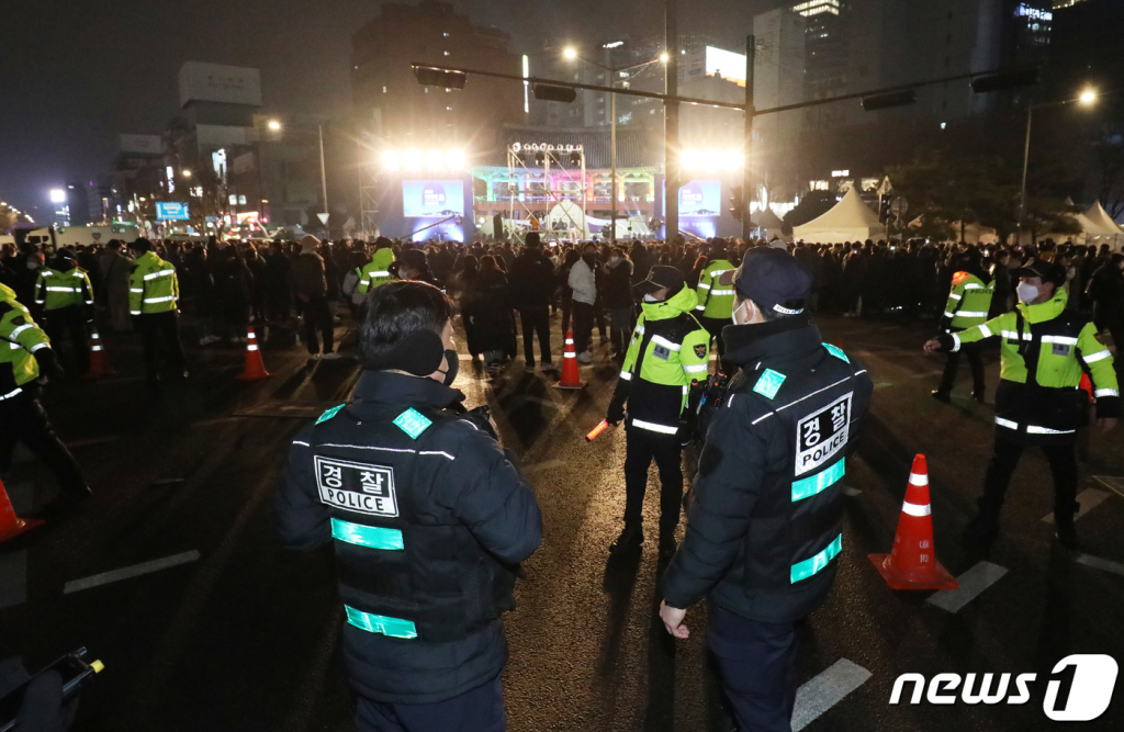 (서울=뉴스1) 송원영 기자 = 2022년 마지막 날인 31일 서울 종로구 보신각에서 열린 제야의 타종행사를 앞두고 경찰들이 도로 통제를 하고 있다. 2022.12.31/뉴스1 Copyright ? 뉴스1. All rights reserved. 무단 전재 및 재배포 금지.
