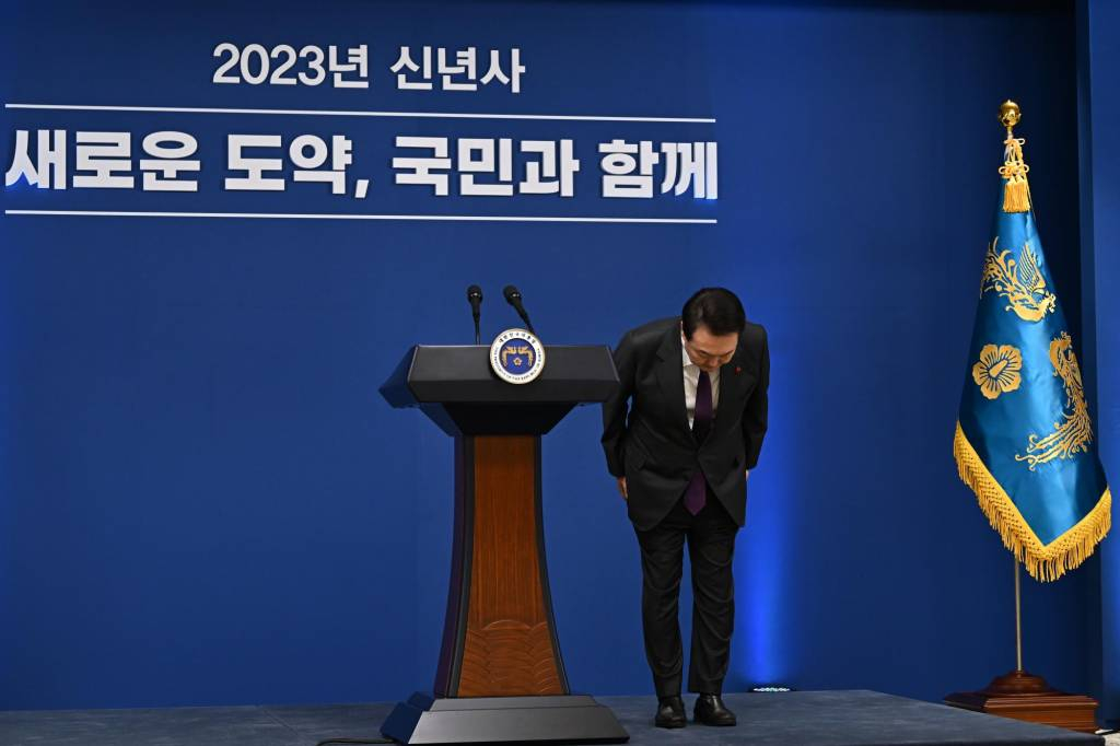 [서울=뉴시스] 윤석열 대통령이 계묘년 새해 첫날인 1일 서울 용산 대통령실 청사에서 신년사 발표를 마친 후 인사하고 있다. (사진=대통령실 제공) 2022.01.01. *재판매 및 DB 금지
