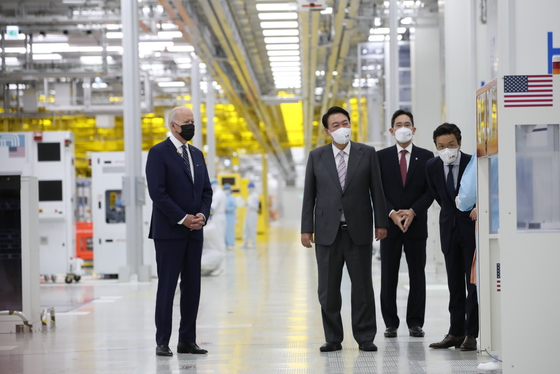 (평택=뉴스1) 오대일 기자 = 윤석열 대통령과 조 바이든 미국 대통령이 20일 경기 평택 삼성전자 반도체 공장을 방문해 이재용 삼성전자 부회장의 안내를 받으며 공장을 시찰하고 있다. (대통령실사진기자단) 2022.5.20/뉴스1  