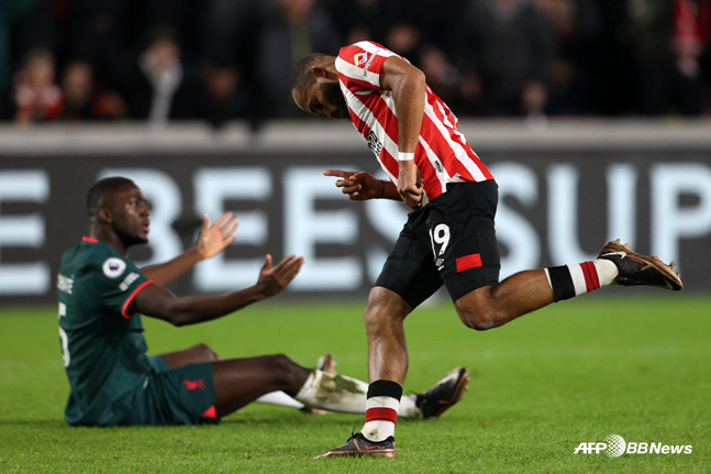 브레트포드 브라이언 음베모의 쐐기골 장면. 리버풀 수비수 이브라히마 코나테(왼쪽)가 주심에 항의하고 있다. /사진=AFPBBNews=뉴스1