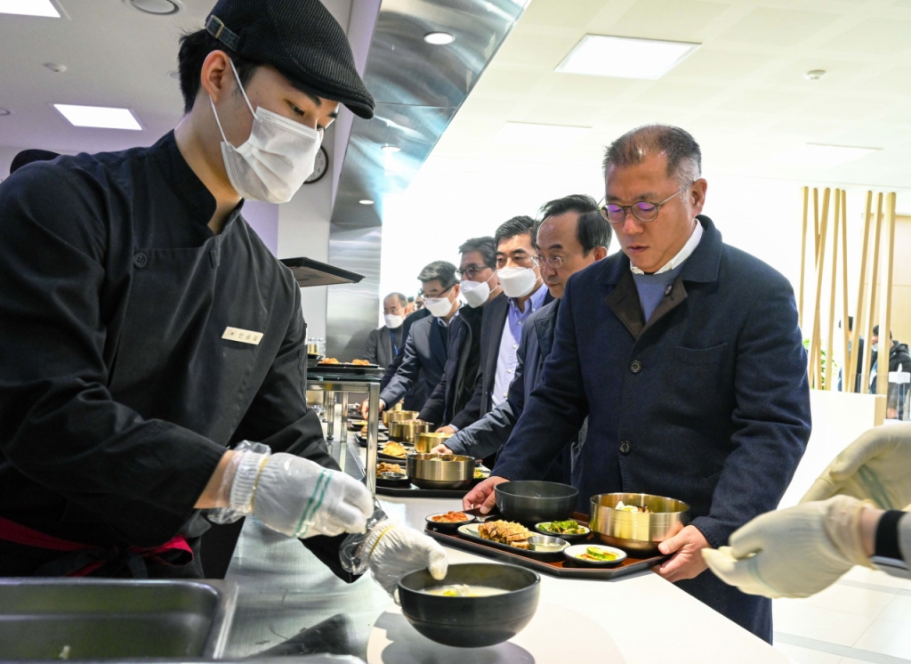 신년회가 끝난 뒤 정의선 현대차그룹 회장이 직원들과 식사하기 위해 사내 식당에서 줄을 서 배식받고 있는 모습./사진=현대차그룹