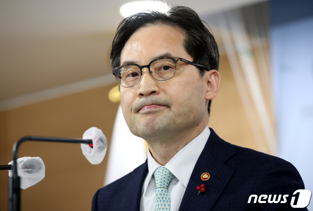 (서울=뉴스1) 박지혜 기자 = 한기정 공정거래위원장이 2일 오후 서울 종로구 정부서울청사에서 화물연대의 공정위 조사방해 행위 관련 긴급 브리핑 중 생각에 잠겨 있다. 2022.12.2/뉴스1  Copyright ? 뉴스1. All rights reserved. 무단 전재 및 재배포 금지.