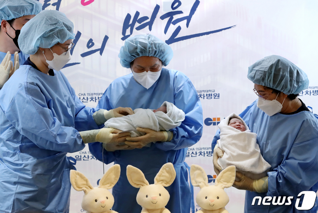 (고양=뉴스1) 장수영 기자 = 2023년 계묘년 (癸卯年) 새해 첫 날인 1일 새벽 경기 고양시 일산차병원에서 엄마 김현정(40)씨 아빠 장동규(42세)씨 사이에서 태어난 쌍둥이 남아 짱짱이(태명)와 여아 짱순이(태명)가 할머니와 외할머니 품에 안겨 있다. 2023.1.1/뉴스1 Copyright ? 뉴스1. All rights reserved. 무단 전재 및 재배포 금지.