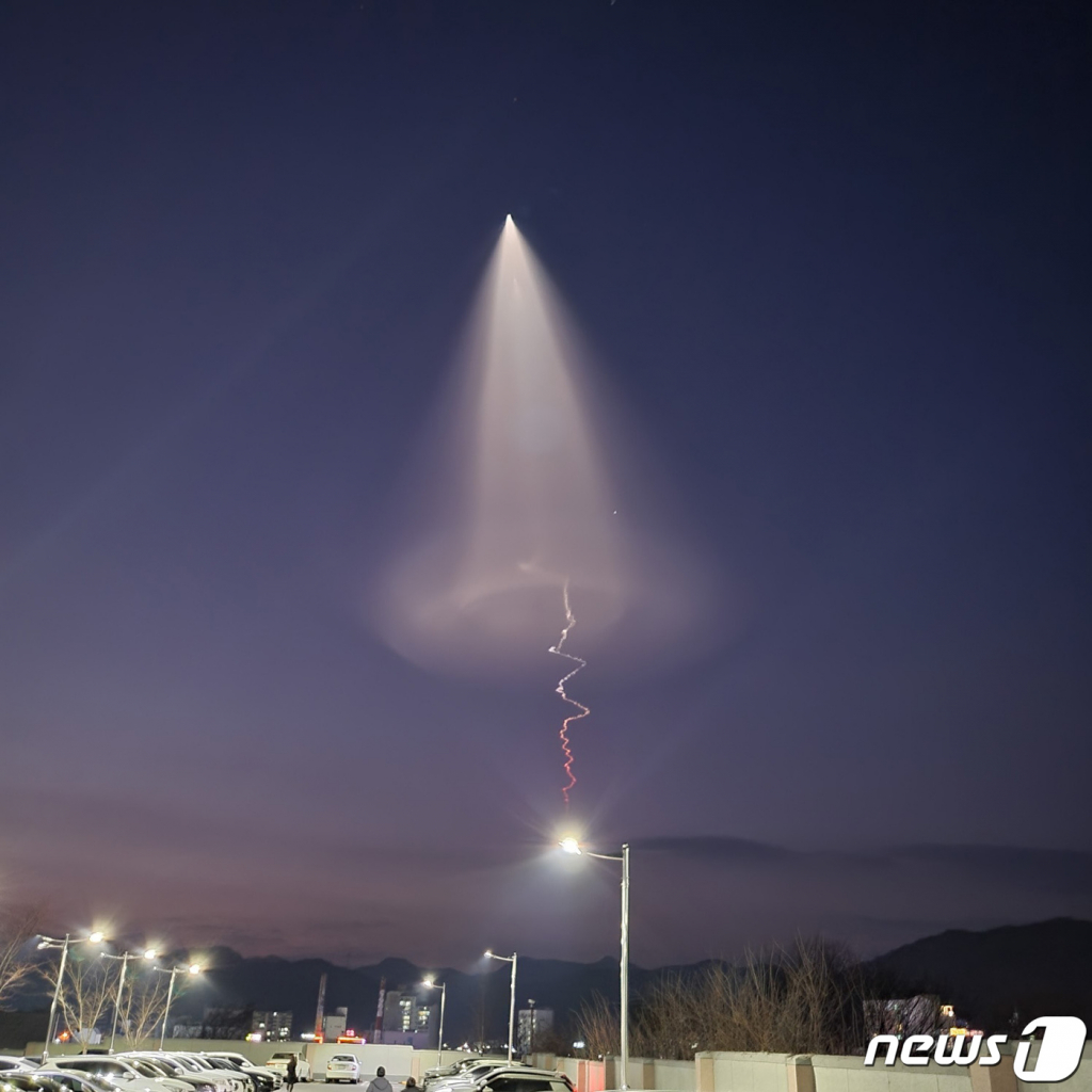 (서울=뉴스1) 임세영 기자 = 30일 서울과 인천, 경기, 충남, 강원 등 전국 곳곳에서 미확인 비행체가 목격됐다. 이 비행체는 1분간 붉고 흰 연기를 내며 하늘 위로 올라간 것으로 전해졌다. 또 비행체 주변으로는 강한 빛이 뿜어져 일대가 조명이 켜진 것처럼 밝았다는 목격담도 잇따르고 있다. 이는 국방과학연구소(ADD)의 고체 추진 우주발사체 비행시험이었던 것으로 밝혀졌다. (독자제공) 2022.12.30/뉴스1  Copyright ? 뉴스1. All rights reserved. 무단 전재 및 재배포 금지.