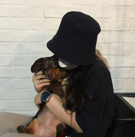 품에 안는다. 무언의 말을 건넨다. 우린 널 버리지 않아, 끝까지 함께할 거야. 강아지도 다 안다. 마음을 연다. 표정에서 다 느낄 수 있다./사진=밤비 보호자 유지님