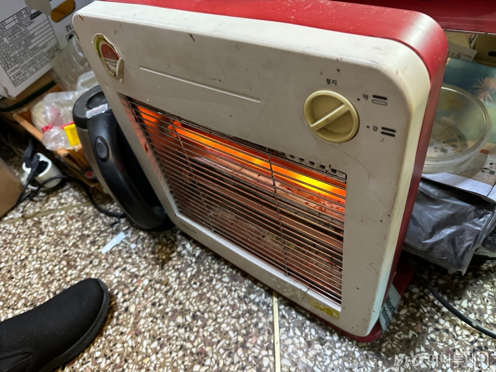 지난 3일 오후 서울 용산구 '용리단길'에서 50년째 가게를 운영해온 최씨가 사용하는 온열기의 모습. 온도가 약에 맞춰져있다. /사진=김창현 기자.