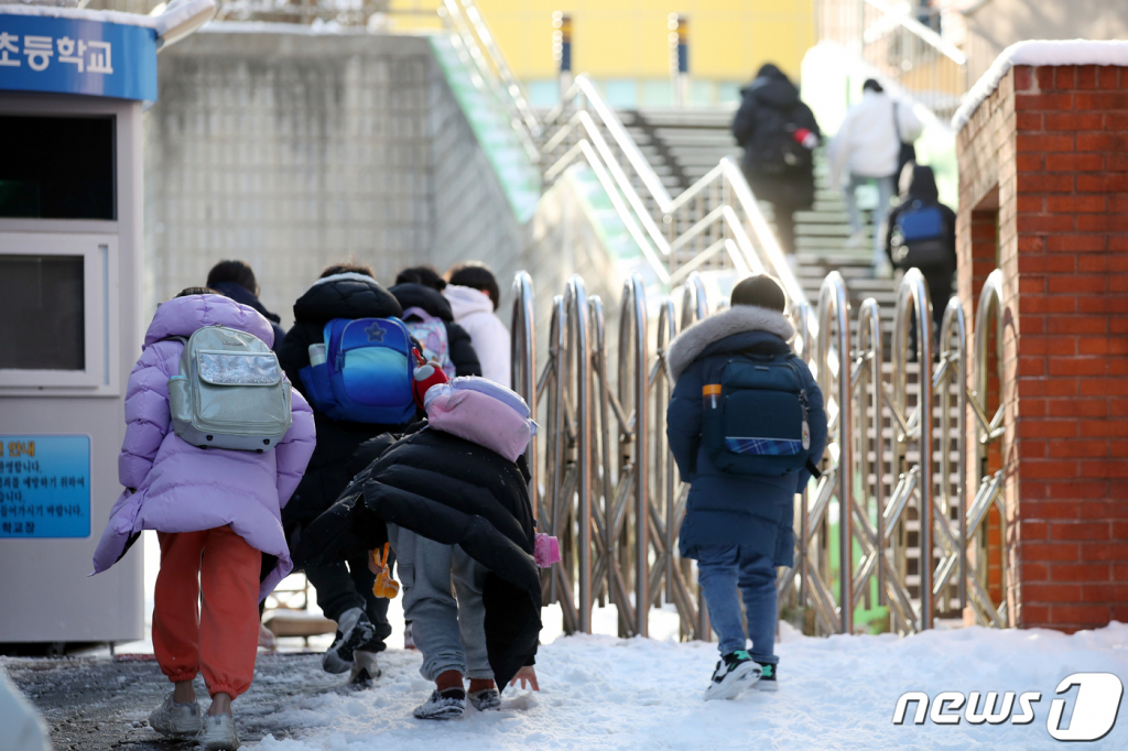 지난달 19일 오전 광주 북구 양산동 한 초등학교 앞에서 학생들이 등교하고 있다. 사진은 기사와 관련 없음. /사진=뉴스1