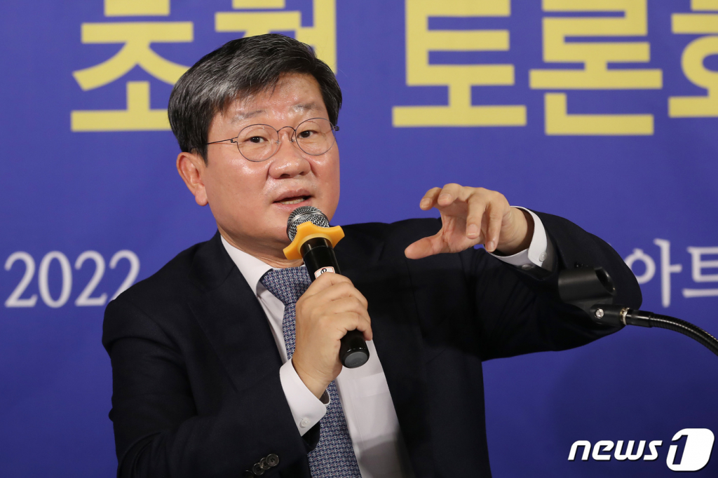 전해철 더불어민주당 의원(전 행정안전부 장관)이 지난해 11월30일 오후 대구 남구 이천동 대구아트파크에서 열린 대구·경북 중견언론인모임 '아시아포럼21 제103회 릴레이 정책토론회'에 참석해 취재진 질문에 답하고 있다. / 사진제공=뉴스1