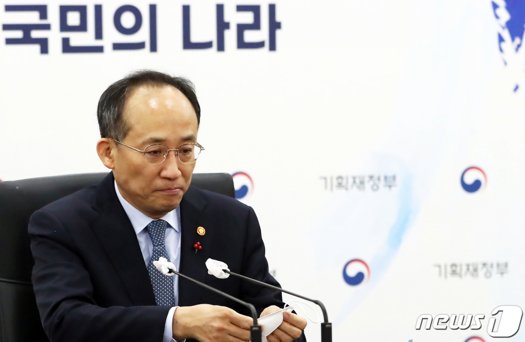 (세종=뉴스1) 김기남 기자 = 추경호 부총리 겸 기획재정부 장관이 4일 오전 세종시 정부세종청사에서 비상경제장관회의에 참석하여 무거운 표정으로 회의를 준비하고 있다. 2022.1.4/뉴스1  Copyright ? 뉴스1. All rights reserved. 무단 전재 및 재배포 금지.