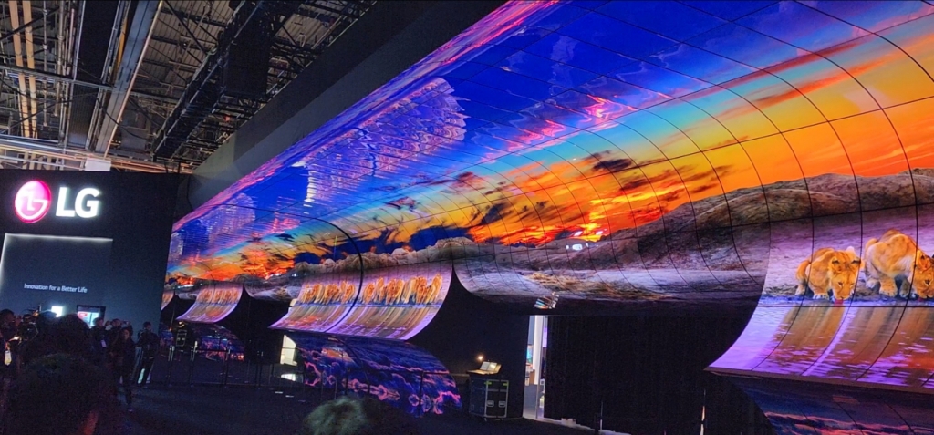올레드 플렉서블 사이니지 260장을 이어붙여 만든 초대형 조형물 '올레드 지평선(OLED Horizon)'/사진=라스베이거스(미국)=민동훈