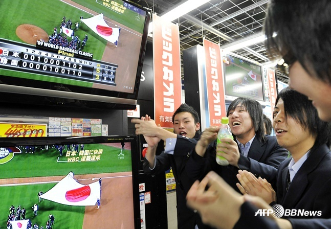 2009년 WBC에서 일본의 우승이 확정되자 도쿄 시내에서 팬들이 기뻐하고 있다.   /AFPBBNews=뉴스1