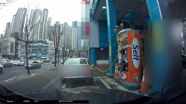 주유기를 꽂은 채 출발하려던 차량 /사진=온라인 커뮤니티 