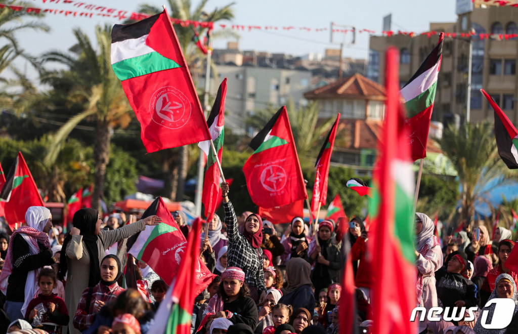 (가자 로이터=뉴스1) 권진영 기자 = 8일(현지시간) 팔레스타인 가자지구에서 열린 팔레스타인해방인민전선(PFLP)가 창설 55주년 집회에서 깃발을 들고 있다.  ⓒ 로이터=뉴스1  Copyright ? 뉴스1. All rights reserved. 무단 전재 및 재배포 금지.
