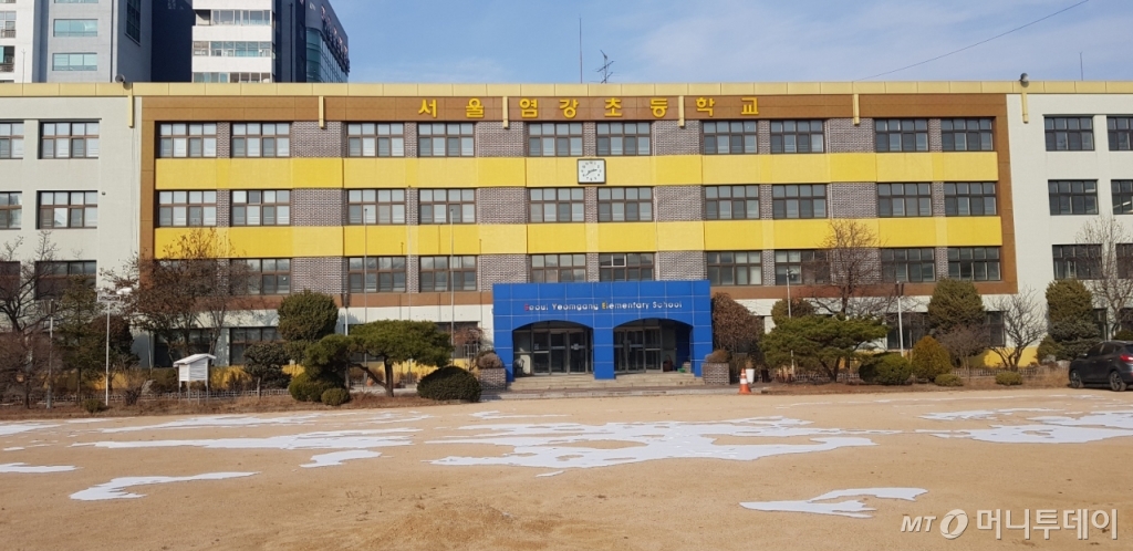 6일 낮 12시쯤 서울 강서구 가양동 서울 염강초등학교 건물. 폐교한 초등학교 자리에 임시로 자리 잡은 서울강서경찰서 가양지구대의 모습. 원래 건물이 리모델링에 들어간 가양지구대는 2022년 10월부터 이달 말까지 염강초등학교 건물을 쓴다./사진=원동민 기자