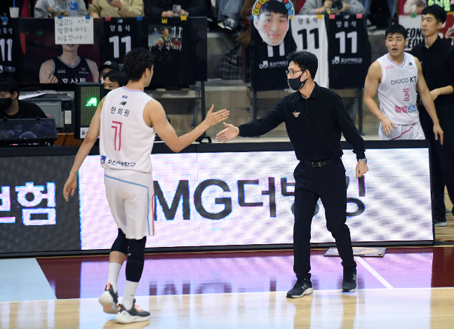 프로농구 수원KT 서동철(오른쪽) 감독이 한희원과 하이파이브를 하고 있다. /사진=KBL