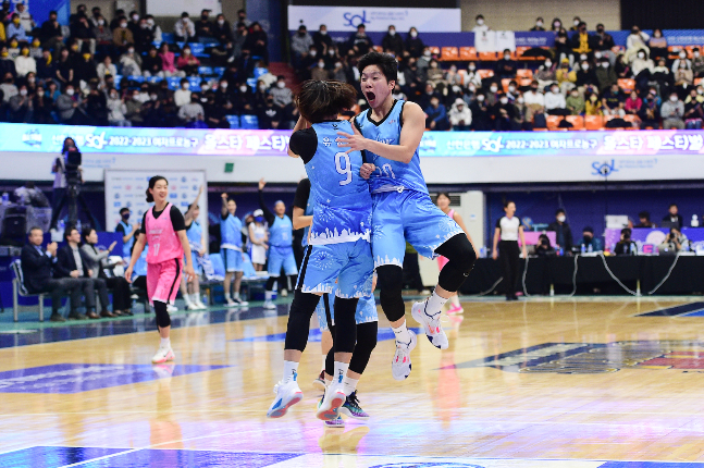 여자 프로농구 올스타전에서 세리머니를 펼치고 있는 진안(오른쪽)과 유승희. /사진=WKBL